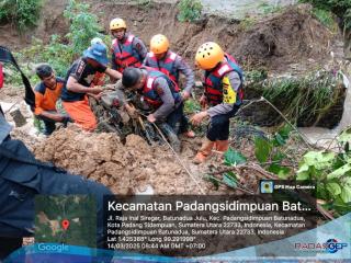 Tanggap Darurat Brimob Polda Sumut Bersihkan Longsor di Padang Sidempuan